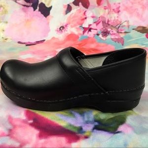 Dansko / Solid Black Leather clogs